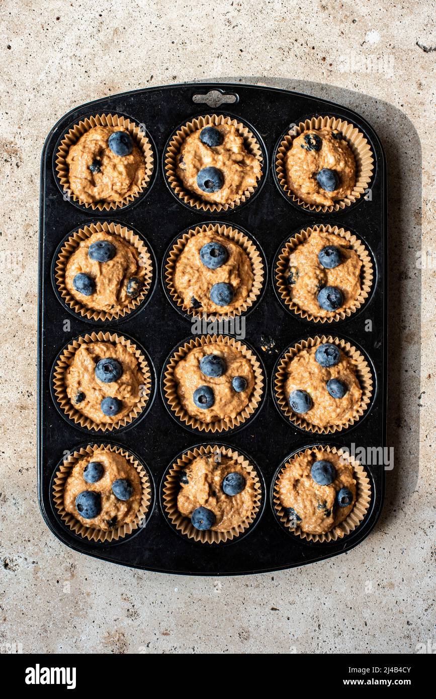 Muffins aux myrtilles faits maison dans une plaque de cuisson Banque D'Images