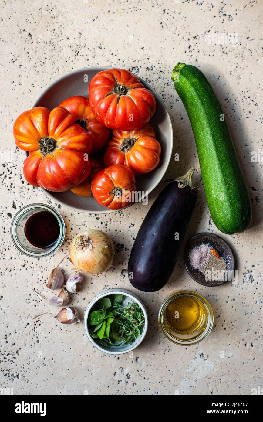 Ingrédients pour la soupe de légumes aux tomates rôties Banque D'Images