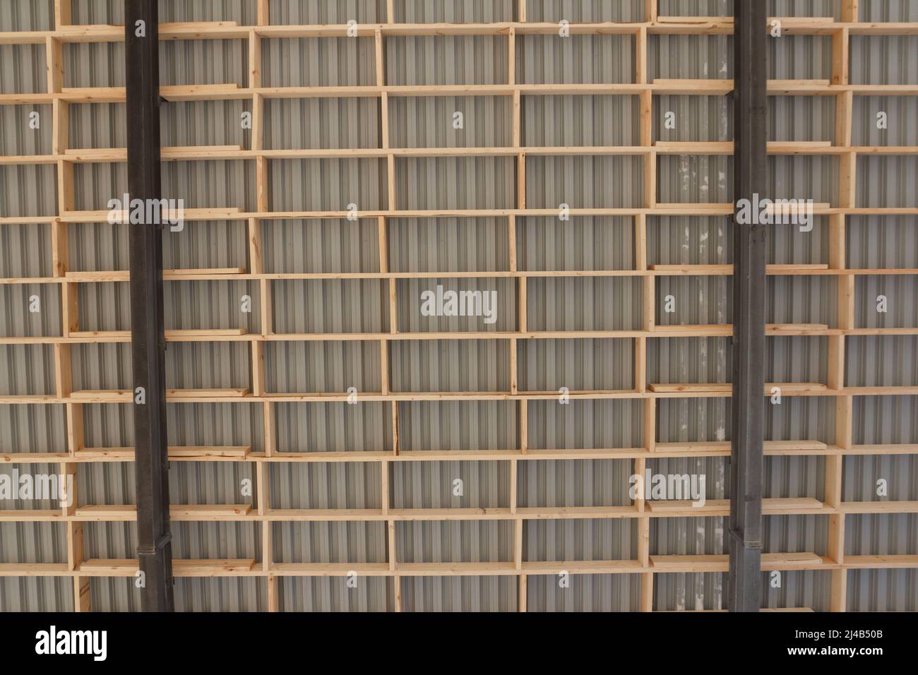 Construction de toit en bois dans une grange en construction. Cadre de toit en bois. Banque D'Images