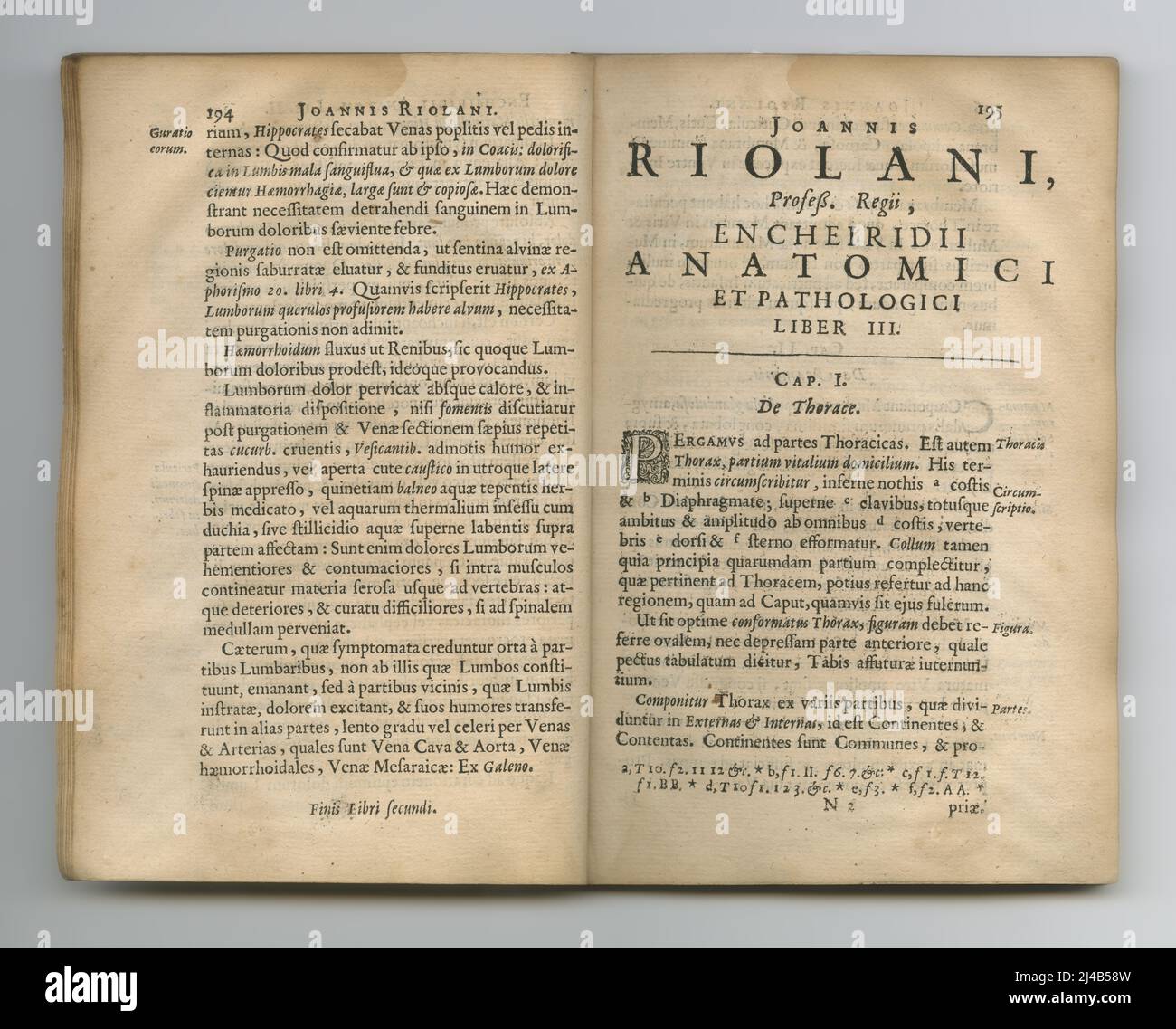 Anciennes pages altérées. Un vieux livre médical avec ses pages affichées. Banque D'Images