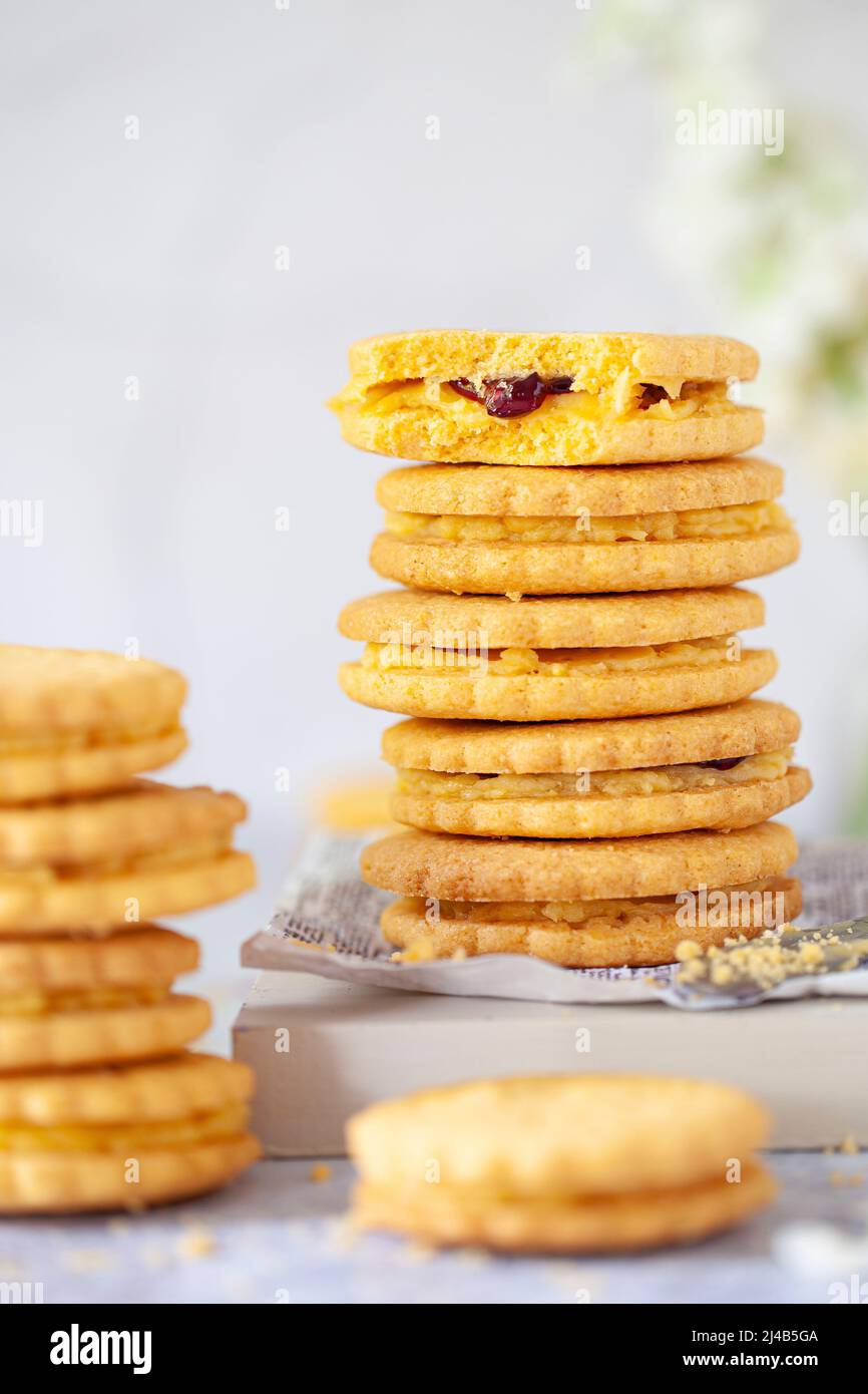 Des piles de biscuits sandwich crème anglaise remplis de crème au beurre et de confiture. Banque D'Images