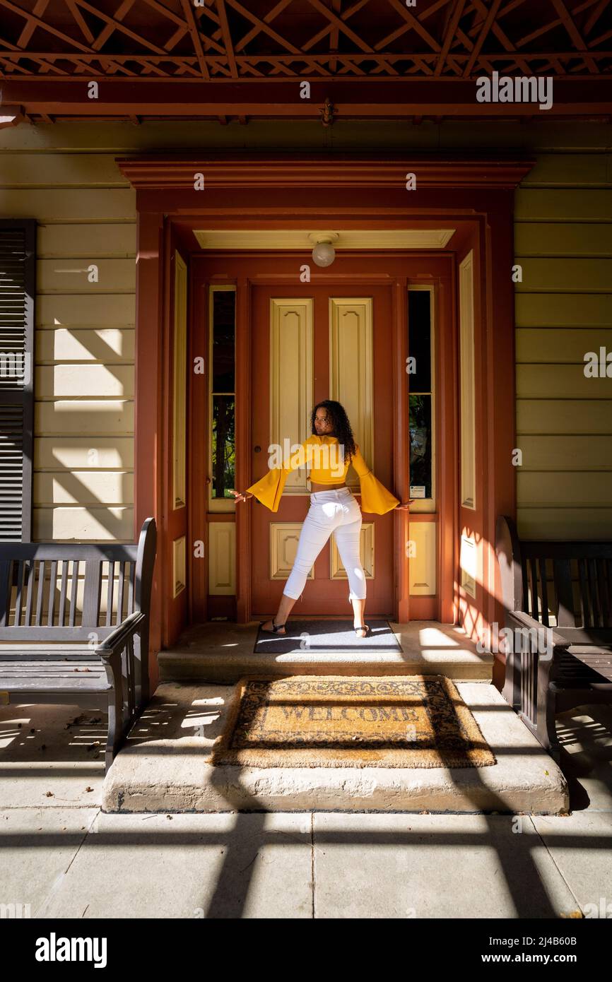 Portrait d'une jeune femme noire colorée à la porte victorienne Banque D'Images