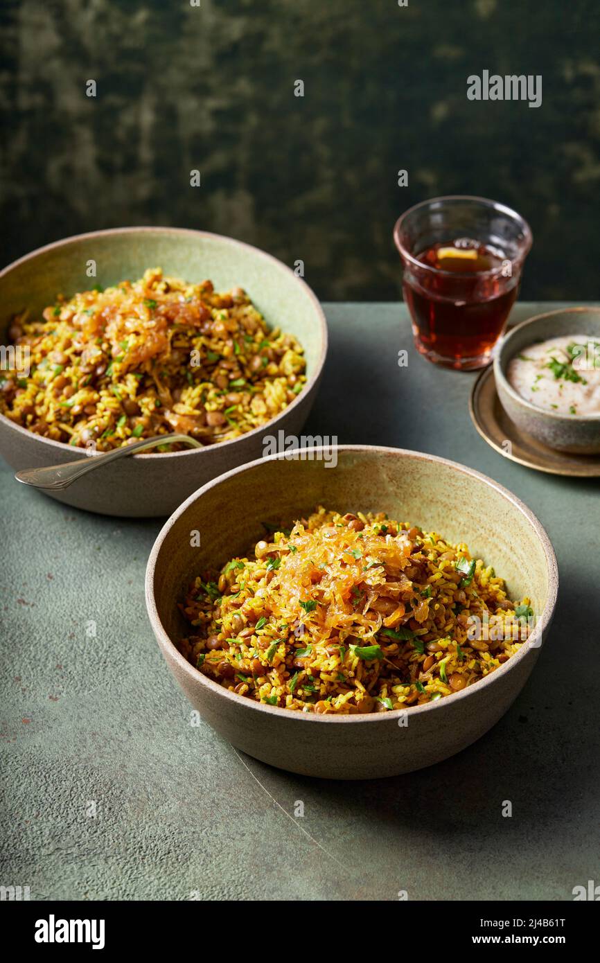 Lentilles épicées du Moyen-Orient et riz avec oignons caramélisés Banque D'Images