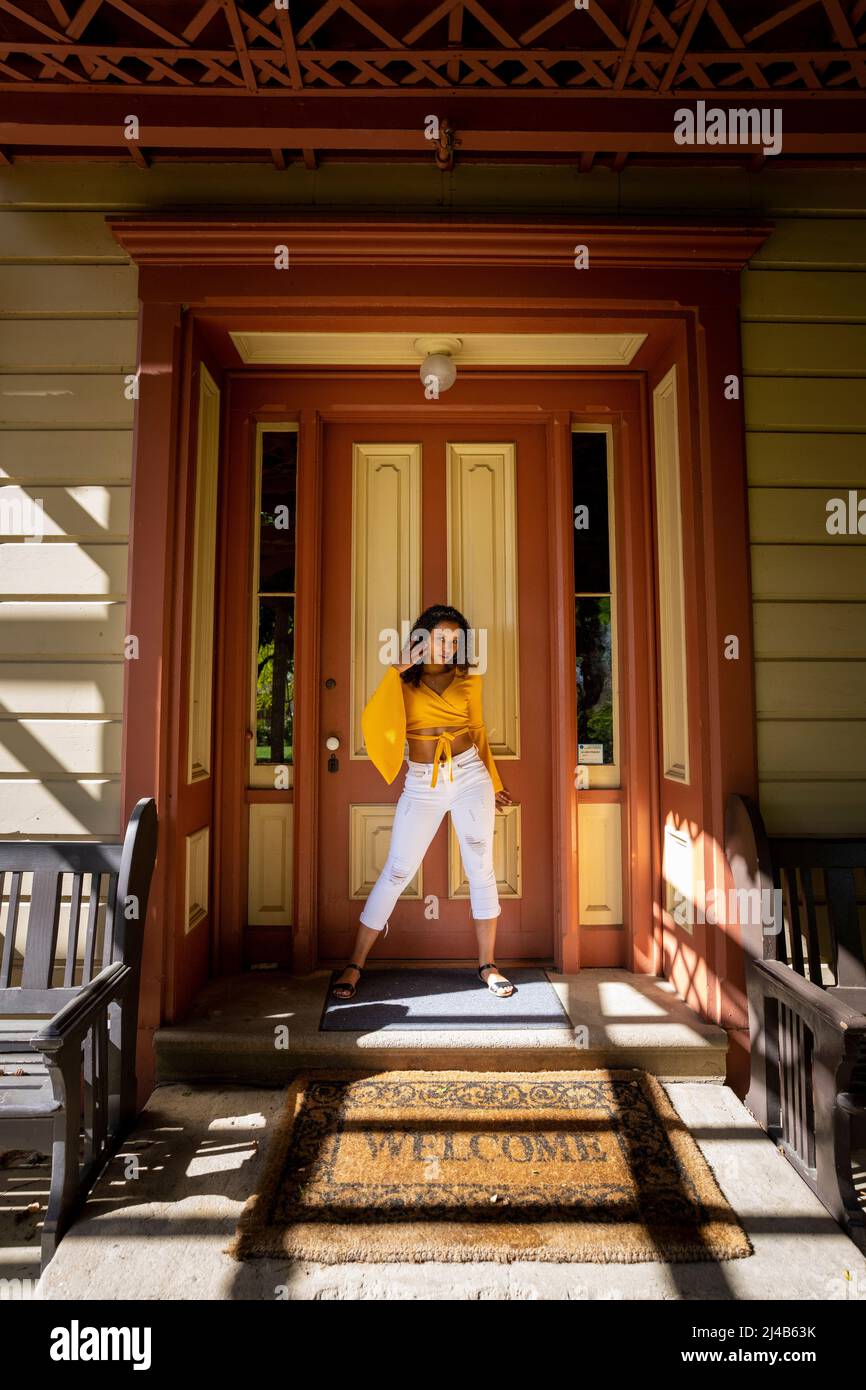 Portrait d'une jeune femme noire colorée à la porte victorienne Banque D'Images