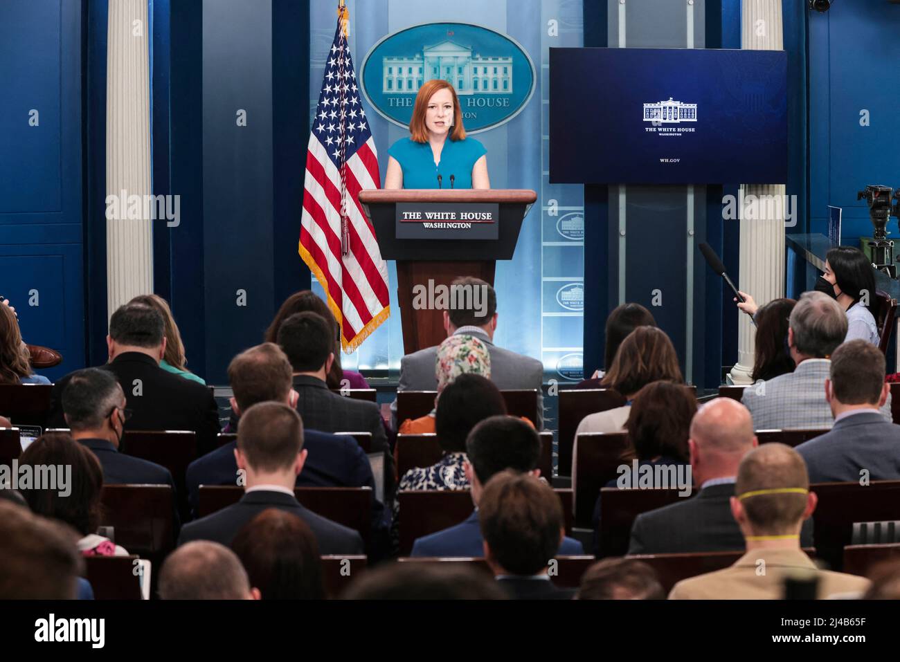 Le secrétaire de presse de la Maison Blanche, Jen Psaki, s'entretient avec les journalistes lors de la réunion de presse quotidienne dans la salle Brady de la Maison Blanche, à Washington, le 13 avril 2022. Photo d'Oliver Contreras/Pool/ABACAPRESS.COM Banque D'Images