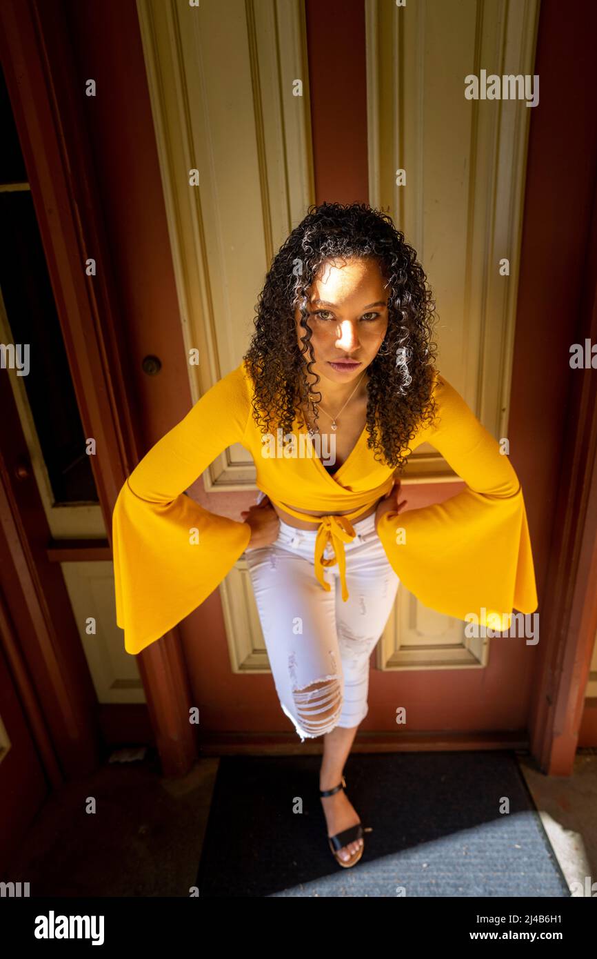 Portrait d'une jeune femme noire colorée à la porte victorienne Banque D'Images