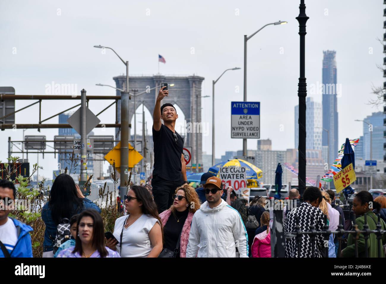 Les touristes reviennent à New York. Un touriste est vu prendre un selfie devant le pont de Brooklyn à New York le 13 avril 2022. Banque D'Images