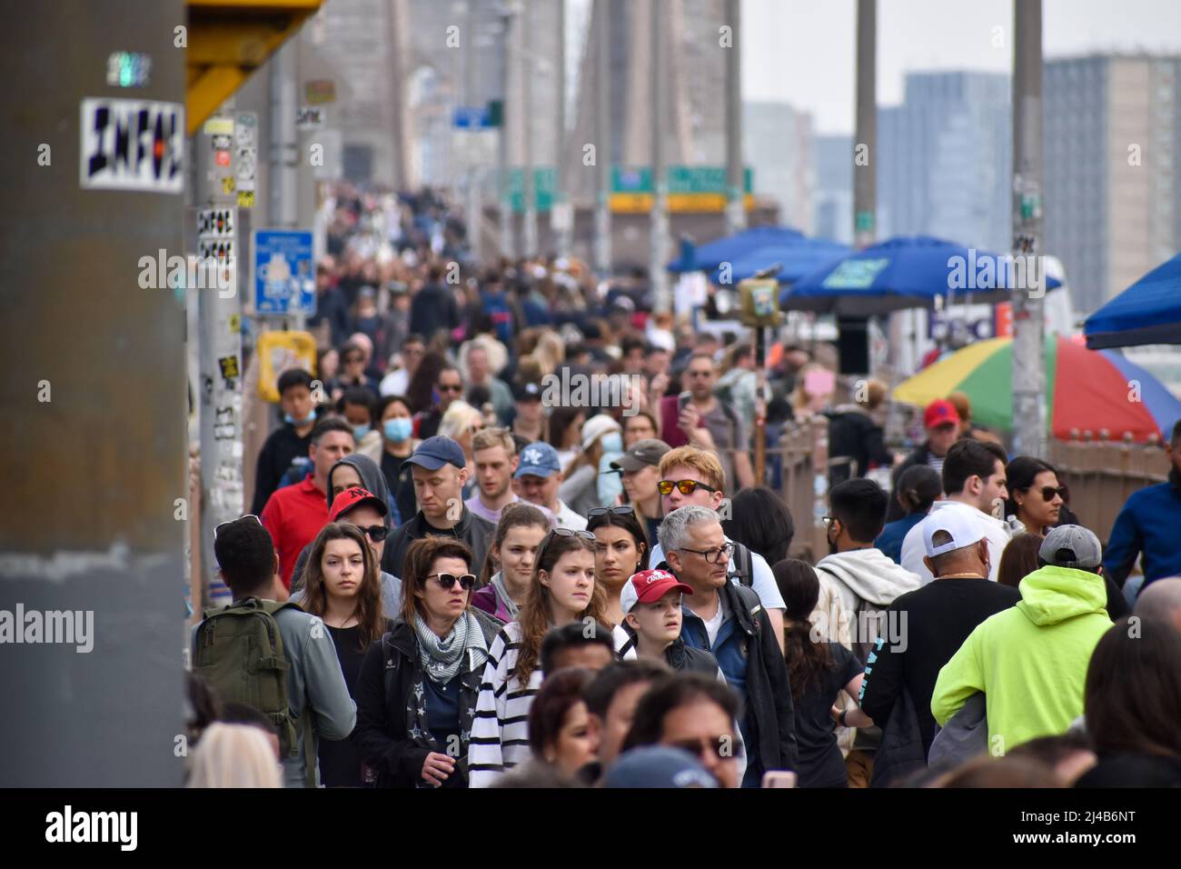 Les touristes reviennent à New York. Le 13 avril 2022, une foule importante traverse le pont de Brooklyn à New York. Banque D'Images