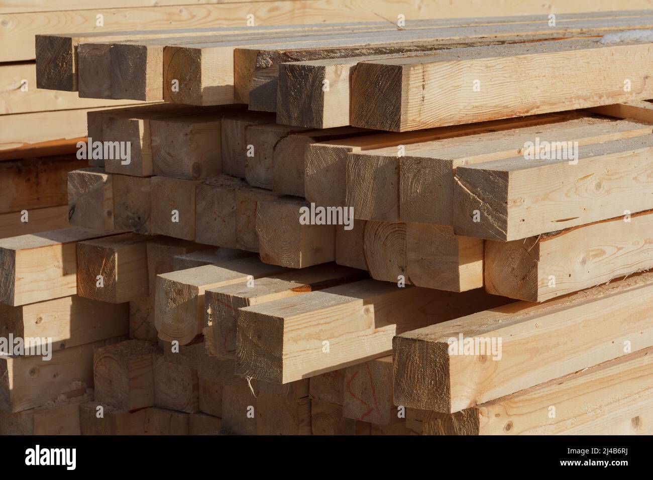Pile de poutres carrées en bois pour la construction. Matériau pour la construction d'un bâtiment en bois. Gros plan sur de grandes planches en bois. Entrepôt de bea en bois Banque D'Images