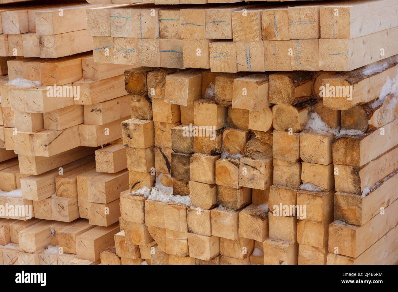Pile de poutres carrées en bois pour la construction. Matériau pour la construction d'un bâtiment en bois. Gros plan sur de grandes planches en bois. Entrepôt de bea en bois Banque D'Images