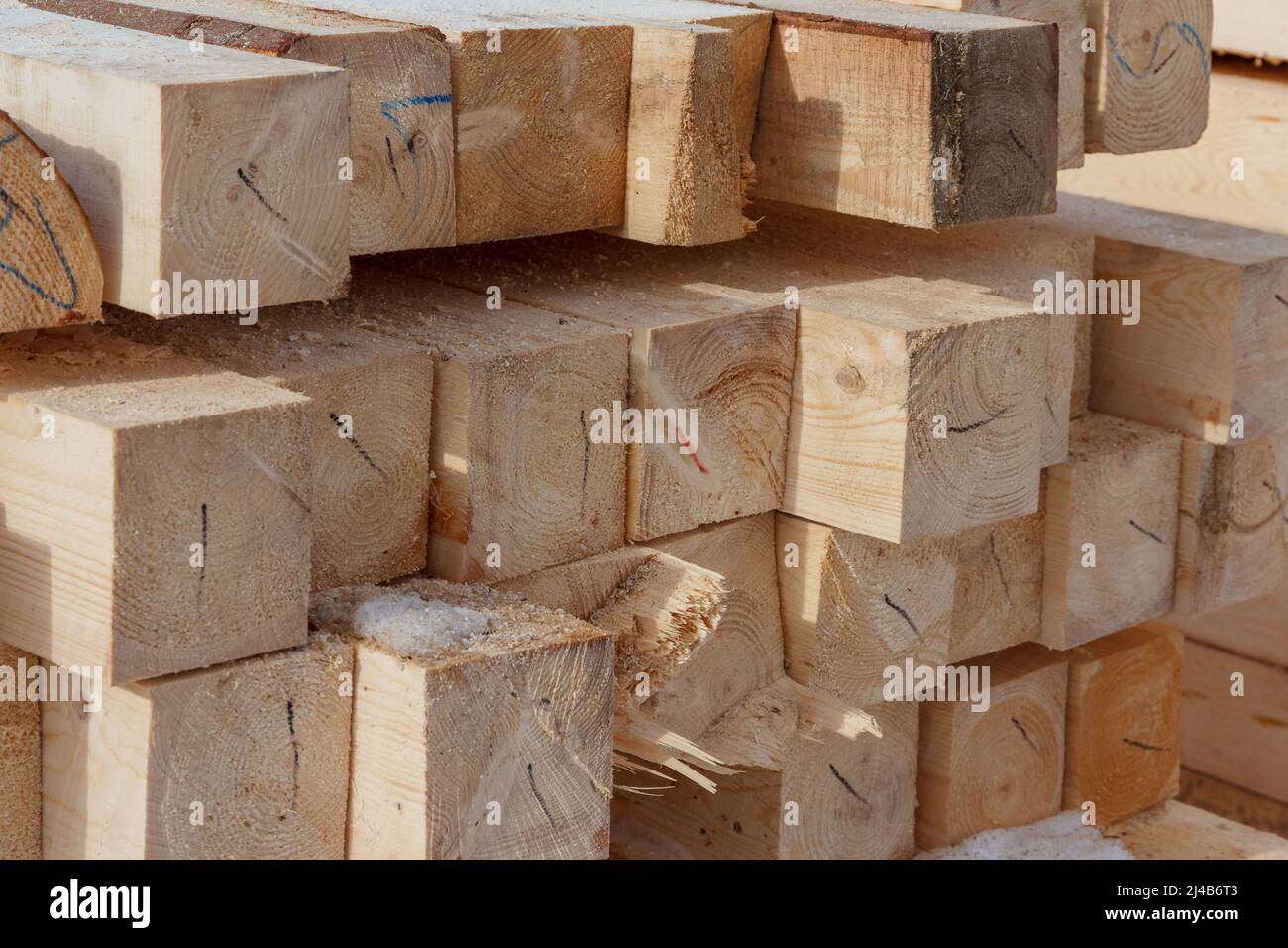 Pile de poutres carrées en bois pour la construction. Matériau pour la construction d'un bâtiment en bois. Gros plan sur de grandes planches en bois. Entrepôt de bea en bois Banque D'Images