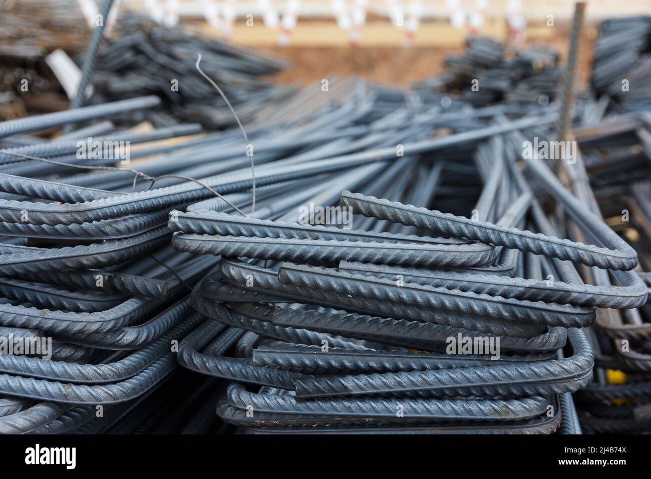 Renforcement de la tige en acier sur le chantier. Renforcement des travaux en acier de la barre d'armature de construction. Rebarrer la texture. Tige en acier de renfort. Barre d'armature rouillée pour le con Banque D'Images
