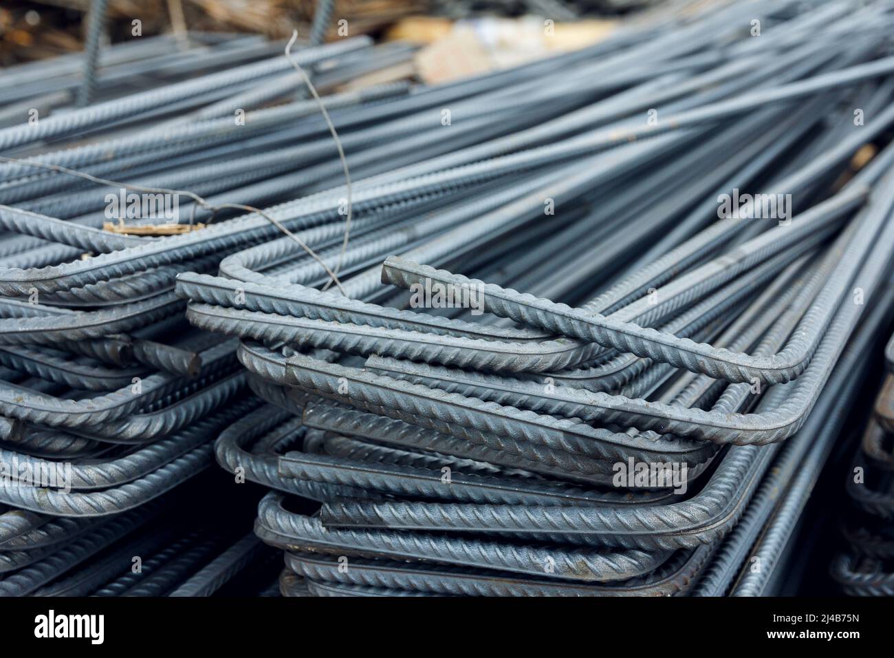 Renforcement de la tige en acier sur le chantier. Renforcement des travaux en acier de la barre d'armature de construction. Rebarrer la texture. Tige en acier de renfort. Barre d'armature rouillée pour le con Banque D'Images