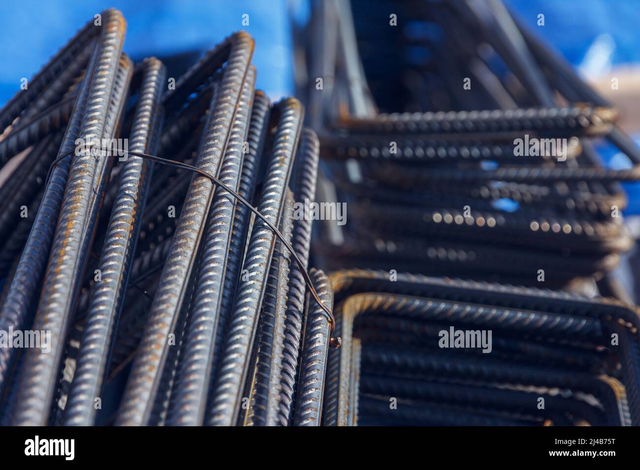 Renforcement de la tige en acier sur le chantier. Renforcement des travaux en acier de la barre d'armature de construction. Rebarrer la texture. Tige en acier de renfort. Barre d'armature rouillée pour le con Banque D'Images