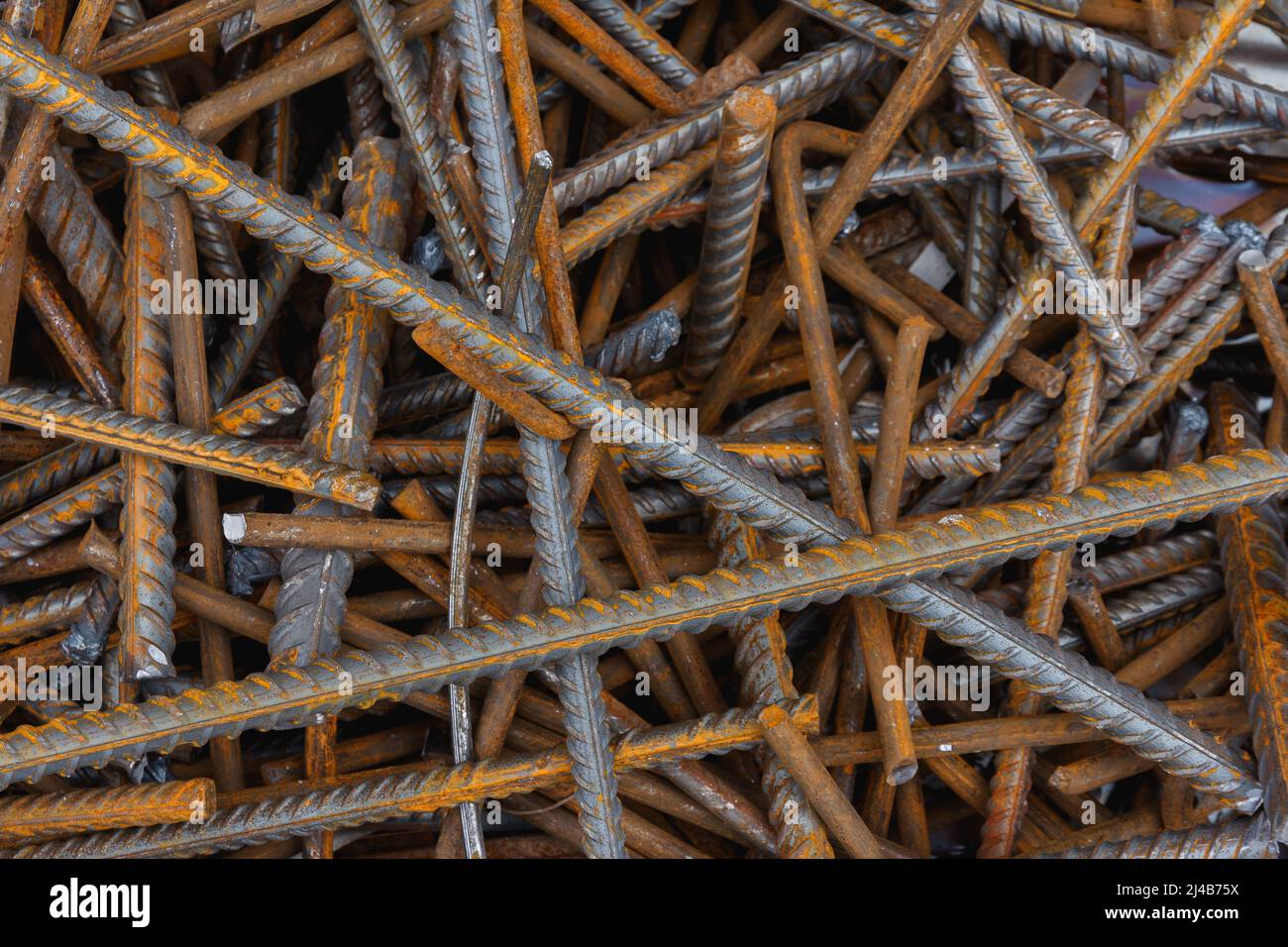 Renforcement de la tige en acier sur le chantier. Renforcement des travaux en acier de la barre d'armature de construction. Rebarrer la texture. Tige en acier de renfort. Barre d'armature rouillée pour le con Banque D'Images