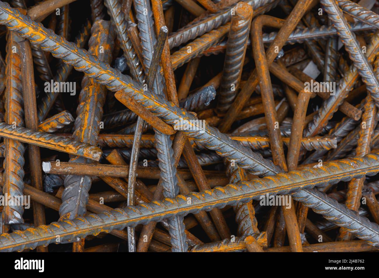 Renforcement de la tige en acier sur le chantier. Renforcement des travaux en acier de la barre d'armature de construction. Rebarrer la texture. Tige en acier de renfort. Barre d'armature rouillée pour le con Banque D'Images