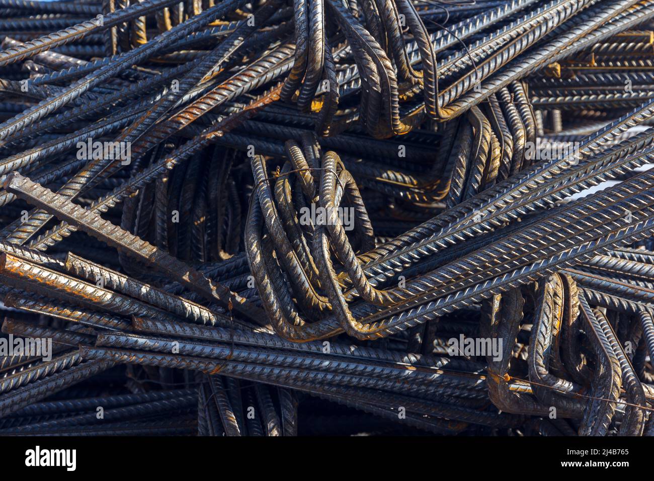Renforcement de la tige en acier sur le chantier. Renforcement des travaux en acier de la barre d'armature de construction. Rebarrer la texture. Tige en acier de renfort. Barre d'armature rouillée pour le con Banque D'Images