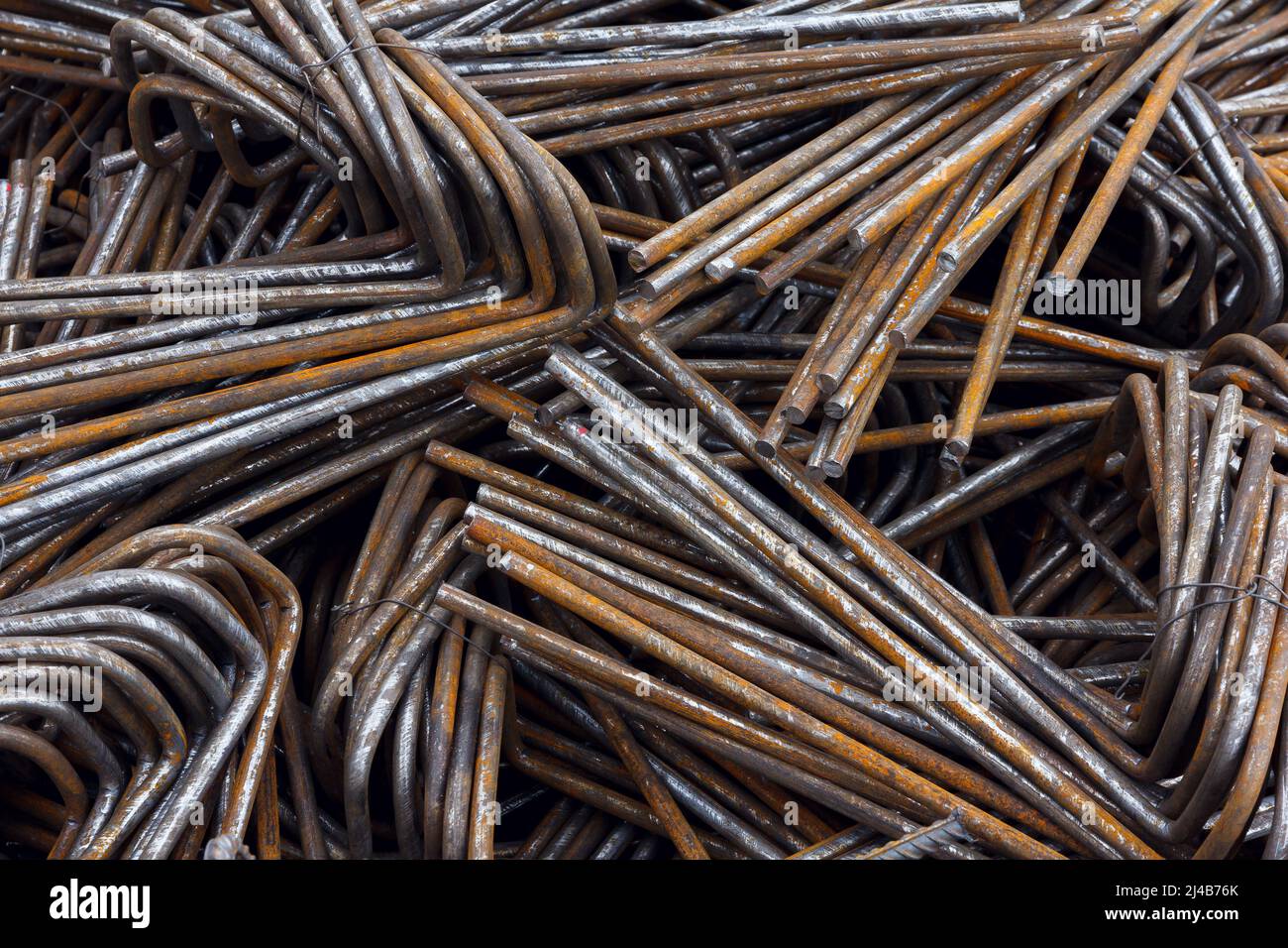 Renforcement de la tige en acier sur le chantier. Renforcement des travaux en acier de la barre d'armature de construction. Rebarrer la texture. Tige en acier de renfort. Barre d'armature rouillée pour le con Banque D'Images