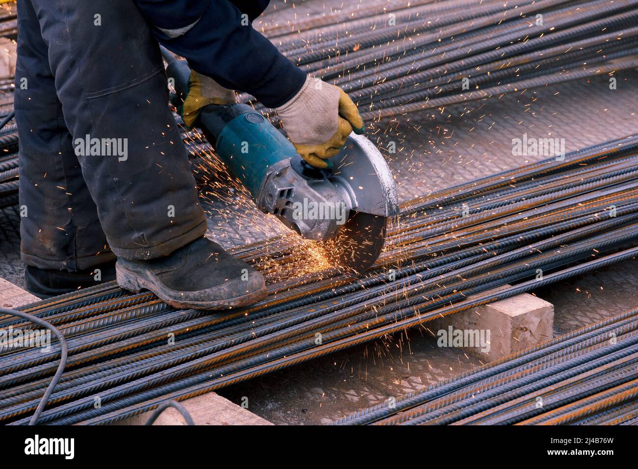 Renforcement de la tige en acier sur le chantier. Renforcement des travaux en acier de la barre d'armature de construction. Rebarrer la texture. Tige en acier de renfort. Barre d'armature rouillée pour le con Banque D'Images