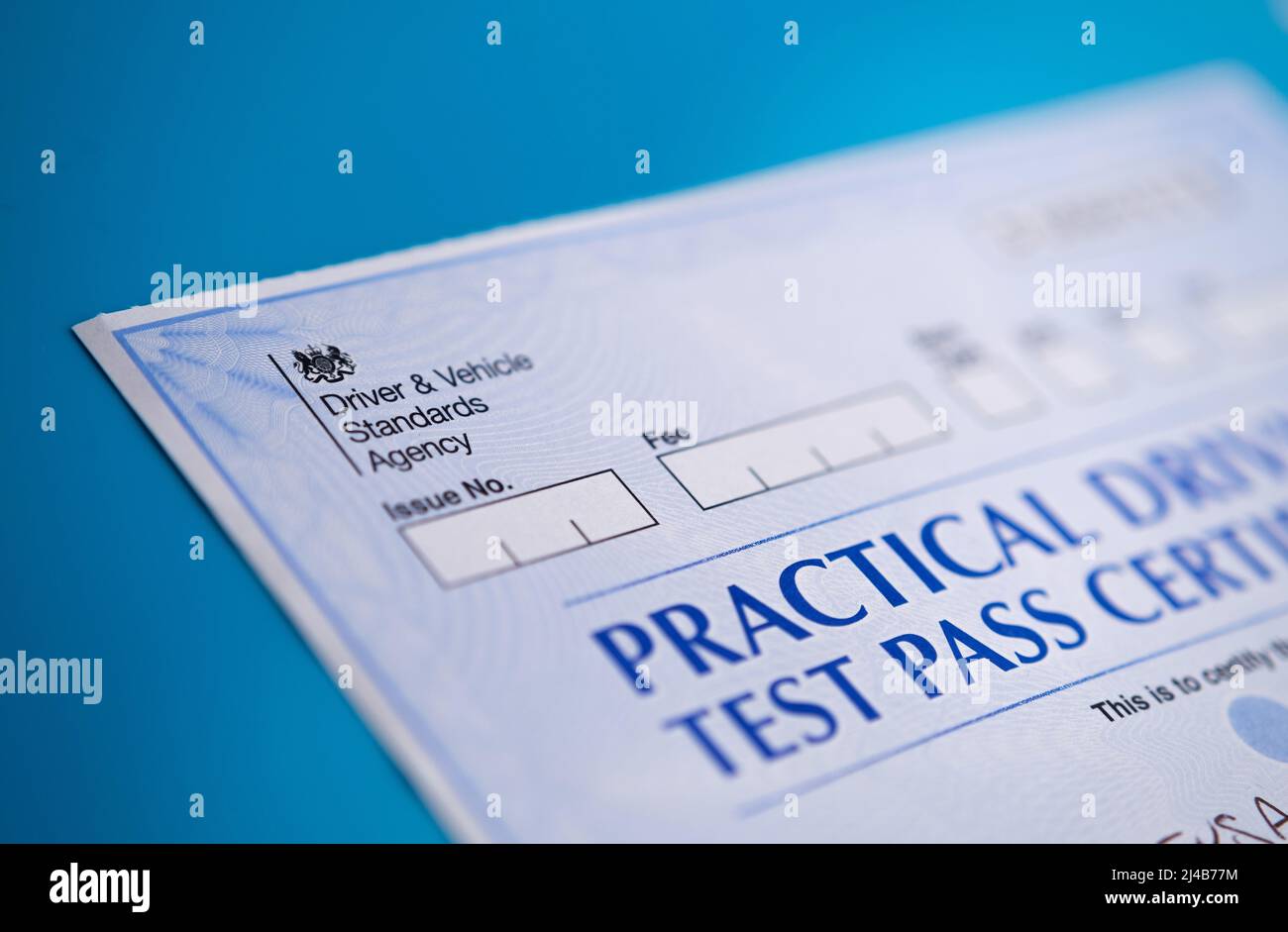 Certificat d'essai de conduite pratique authentique reçu après avoir réussi l'essai de conduite au Royaume-Uni. Stafford, Royaume-Uni, 13 avril 2022. Banque D'Images