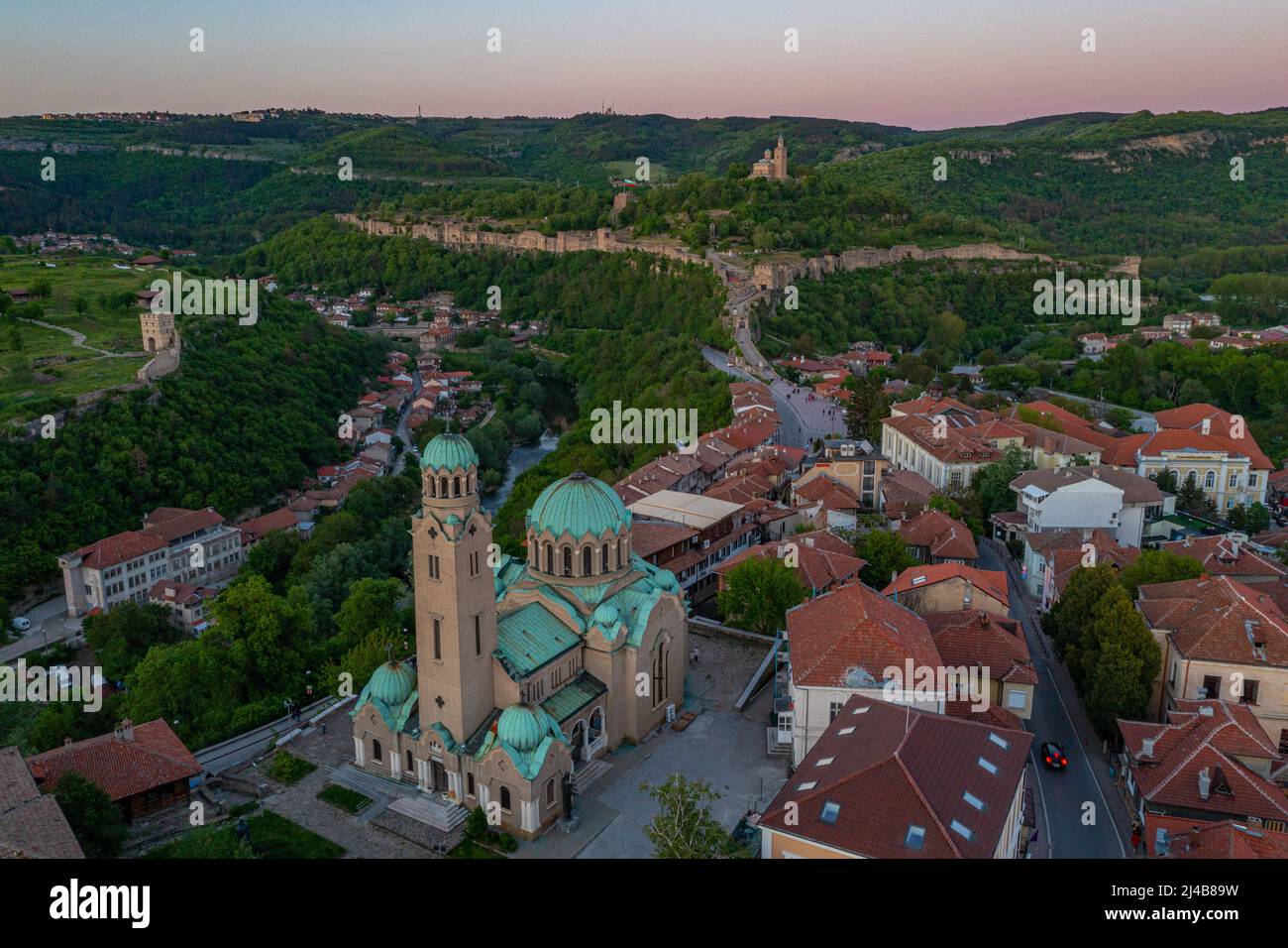 Coucher de soleil vue aérienne de la cathédrale et de la forteresse de Tsarevets à Veliko Tarnovo, Bulgarie Banque D'Images