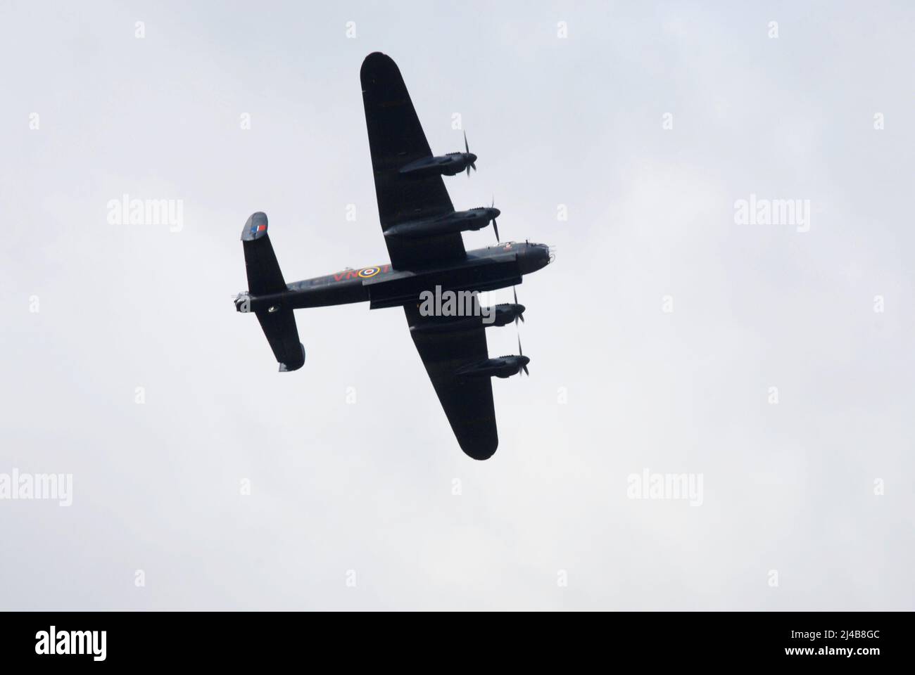 L'bombardier Avro Lancaster à bord d'un écran aérien volant avec les portes de la baie de bombe ouvertes Banque D'Images