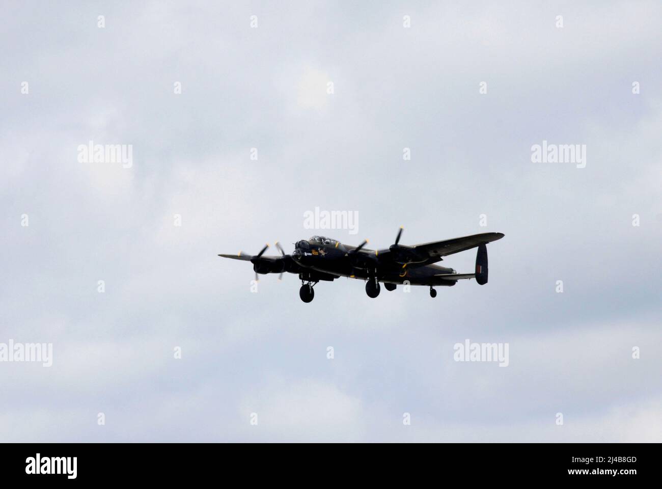 Le bombardier Avro Lancaster est à l'écran avec le train de roulement abaissé pour l'atterrissage Banque D'Images