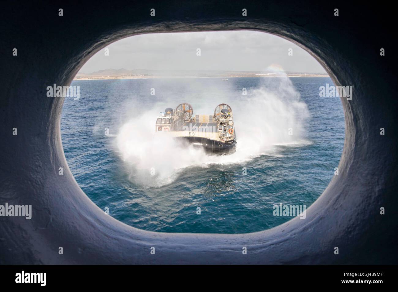 Océan Pacifique. 10th avril 2022. Un avion d'atterrissage, coussin d'air (LCAC) affecté à l'unité d'embarcation d'assaut (ACU) 5, s'approche du pont de puits du navire d'assaut amphibie USS Makin Island (LHD 8), avril 10. Les navires d'assaut amphibies utilisent des LCAs et des hélicoptères pour déplacer les forces d'assaut marines à terre. L'île de Makin est un navire d'assaut amphibie de classe Wasp en cours d'opérations de routine dans la flotte américaine 3rd. Credit: U.S. Navy/ZUMA Press Wire Service/ZUMAPRESS.com/Alamy Live News Banque D'Images