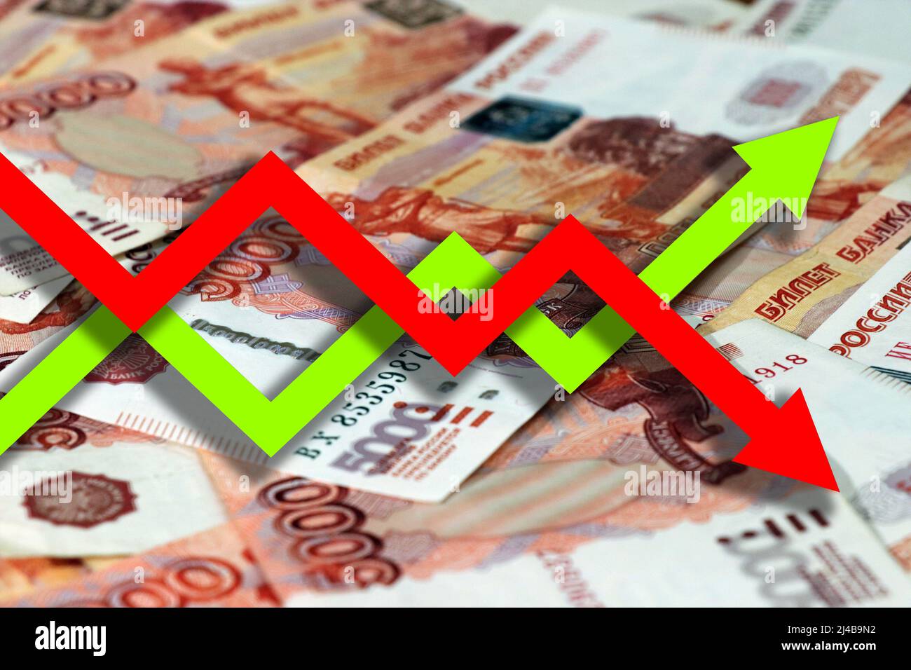 Graphique de l'économie : roubles russes et flèches vers le haut et vers le bas Banque D'Images