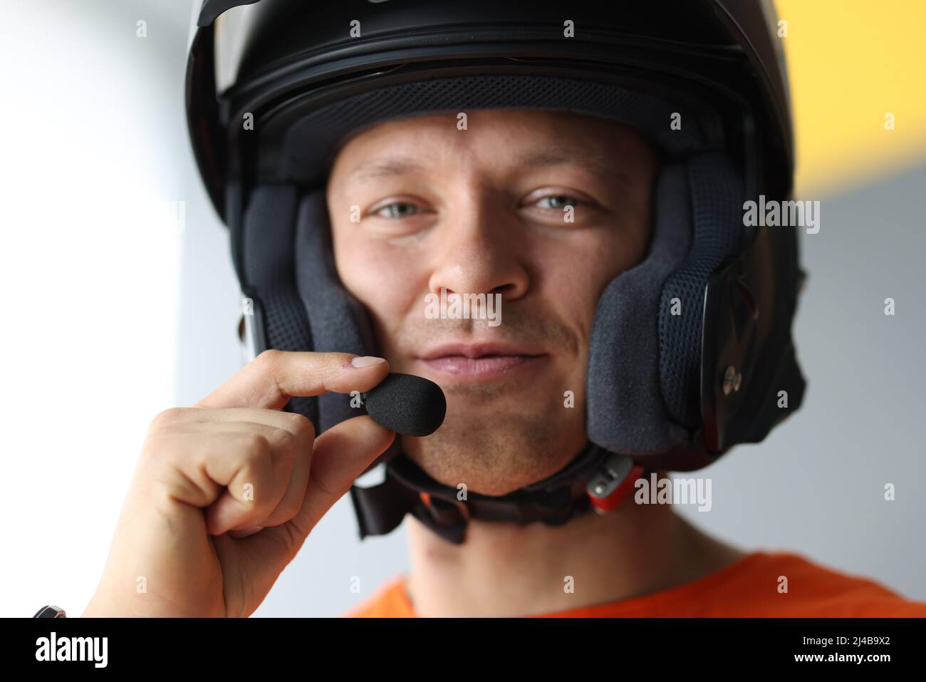 Homme portant un casque avec microphone pour une connexion mains libres, interphone pour motocyclistes Banque D'Images