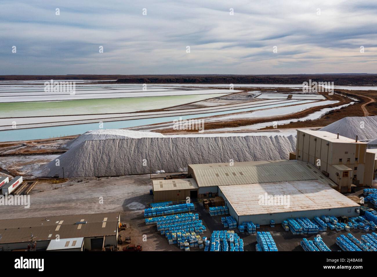 Freedom, Oklahoma - usine de sel solaire de Cargill. La compagnie pompe de l'eau naturellement salée du long de la rivière Cimarron dans des étangs peu profonds, où la wa Banque D'Images