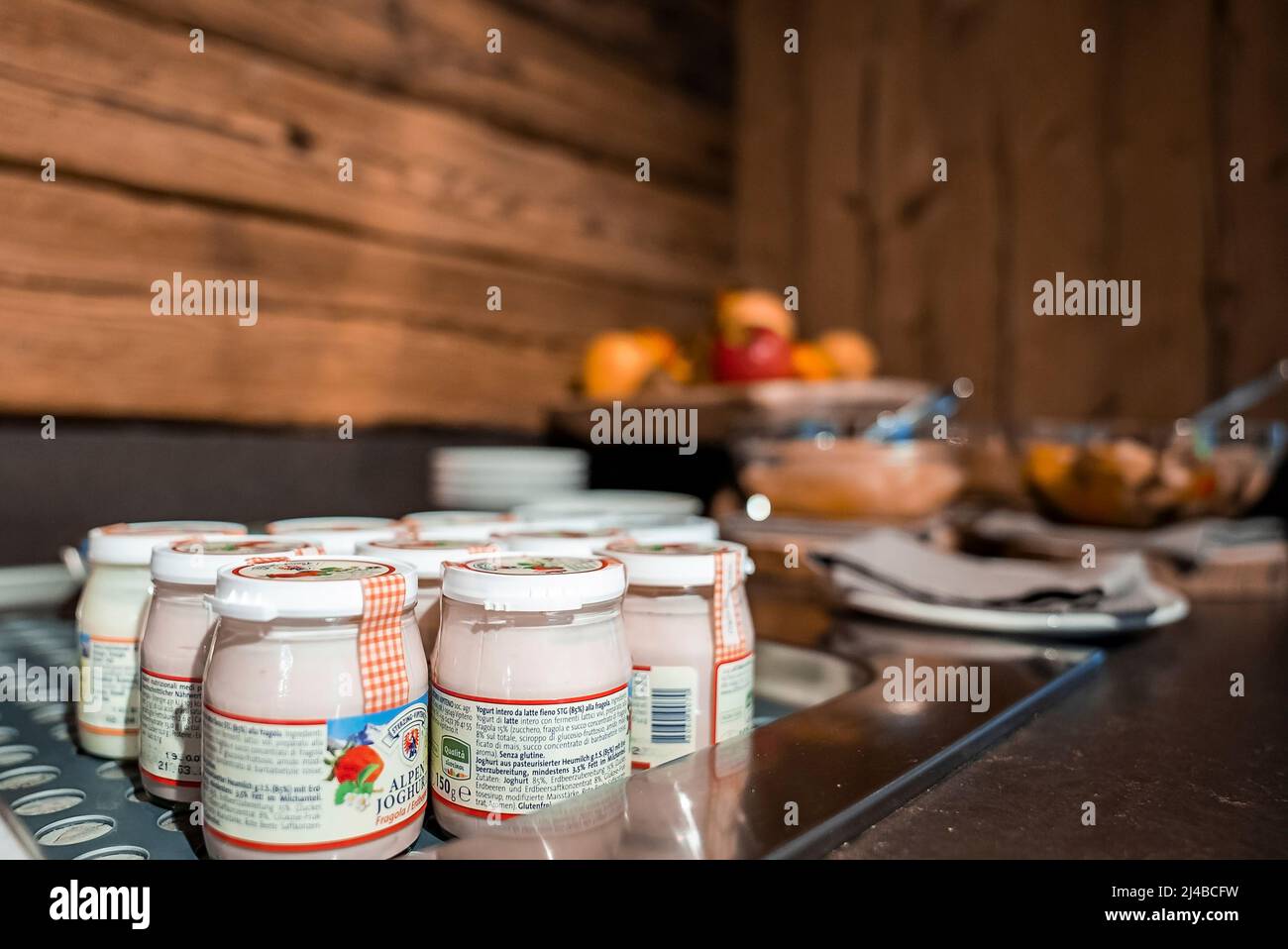 Des pots à yaourt sont disposés sur un plateau au comptoir de la salle à manger dans un hôtel de luxe Banque D'Images