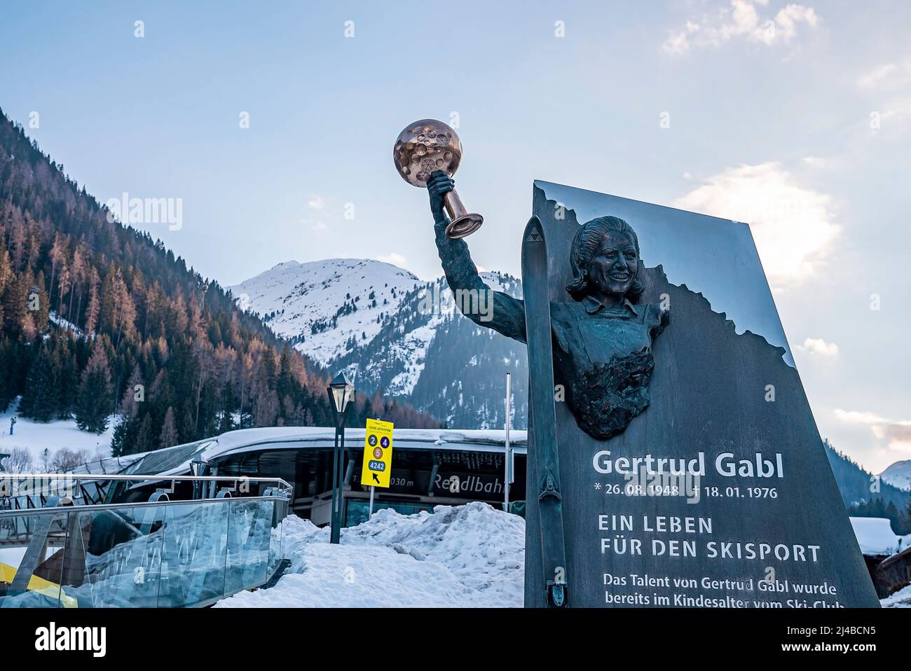 Monuments architecturaux à côté de la rue principale contre les montagnes enneigées Banque D'Images