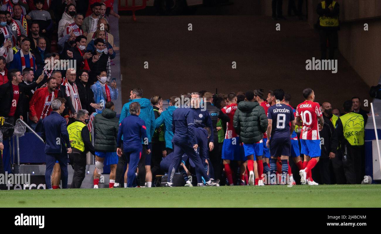 Stade Wanda Metropolitano, Madrid, Espagne. 13th avril 2022. Ligue des Champions pour hommes, Atletico de Madrid contre Manchester City ; les bancs vides tandis que les joueurs se disputent un match tard dans le jeu et Felipe a ensuite envoyé Credit: Action plus Sports/Alay Live News Banque D'Images