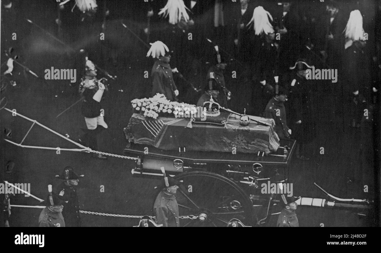Le funéraire du roi. La scène dans Whitehall comme le ***** Passé le long de la route pour Paddington. 28 janvier 1936. (Photo de Fox). Banque D'Images