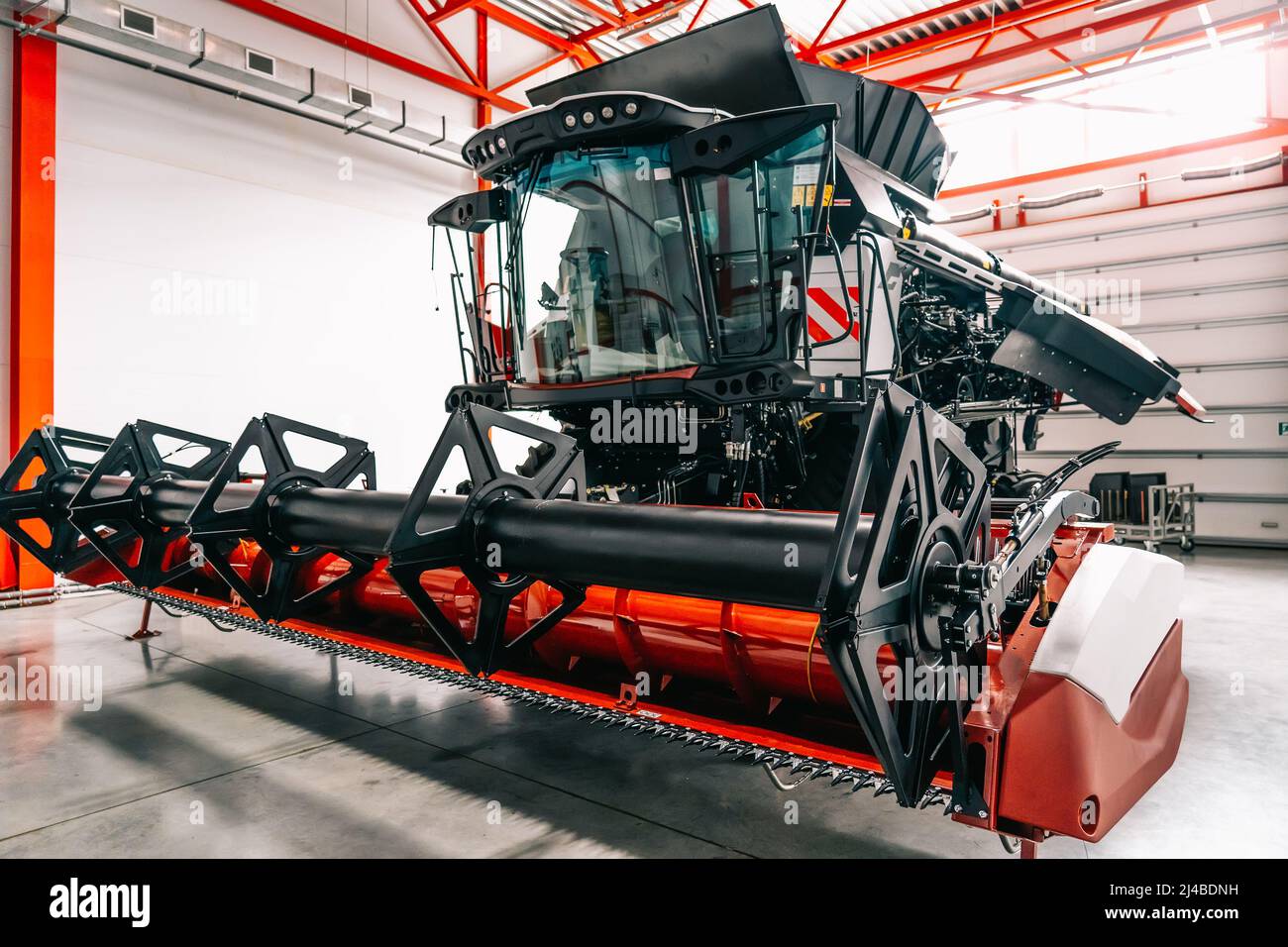 Nouvelle moissonneuse-batteuse agricole industrielle moderne dans un grand garage. Banque D'Images