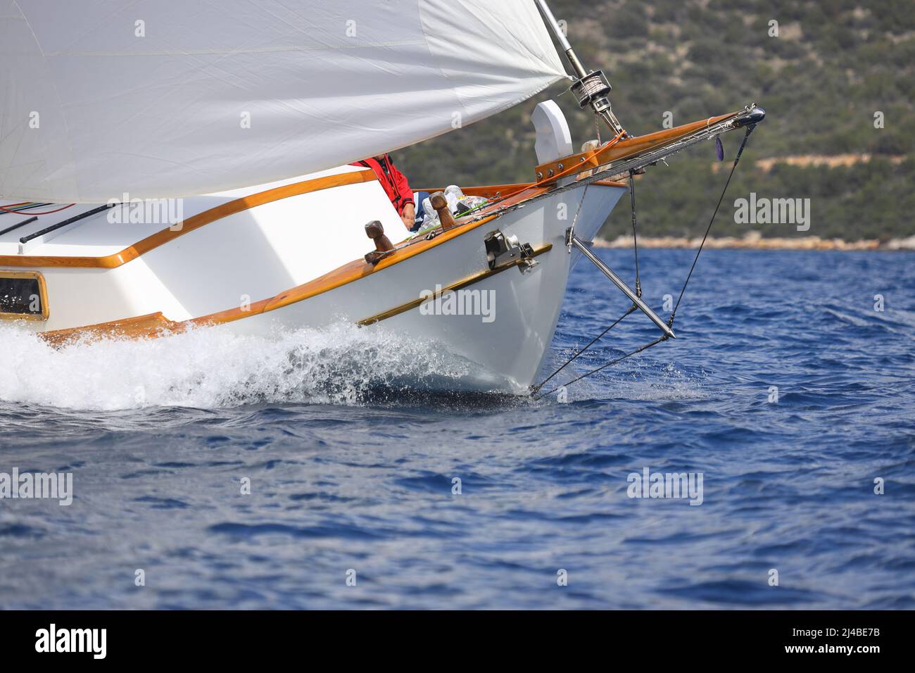 Gros plan sur l'arc d'un voilier traversant une vague Photo Stock - Alamy