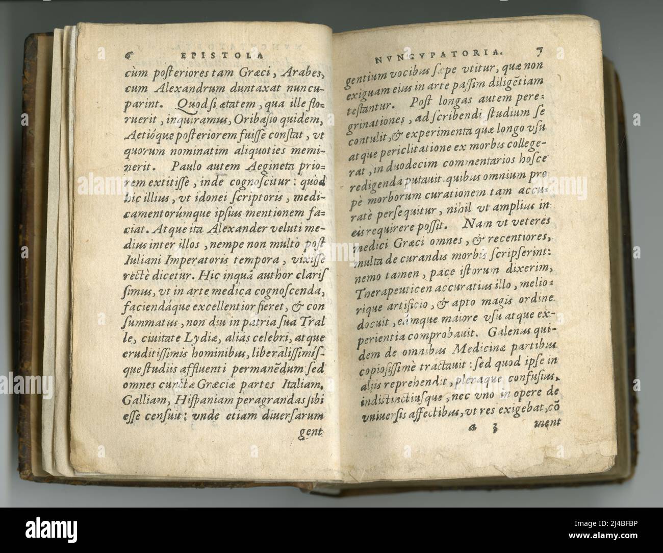 Les vieilles pages ont été altérées en latin. Un livre ancien avec ses pages affichées. Banque D'Images