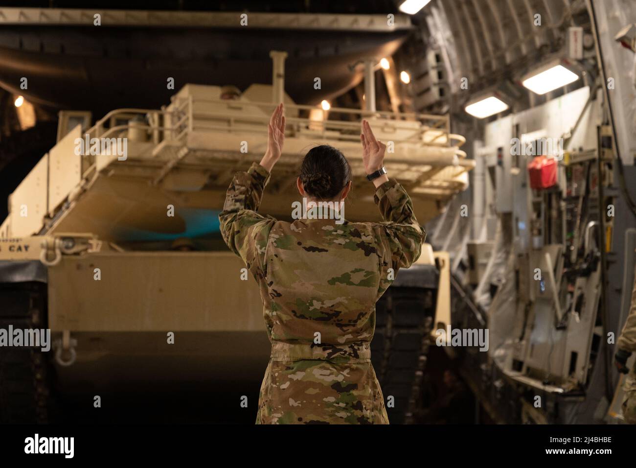 Koweït. 16th mars 2022. Un Airman des États-Unis avec l'aile expéditionnaire aérienne de 386th charge un char M1A2 Abrams sur un avion C-17 Globemaster III à la base aérienne Ali Al Salem, au Koweït, le 16 mars 2022. Cela a démontré les capacités conjointes de déploiement rapide de la Force aérienne et de l'Armée de terre des États-Unis dans l'ensemble de la zone de responsabilité du Commandement central des États-Unis. Credit: US Air Force/ZUMA Press Wire Service/ZUMAPRESS.com/Alamy Live News Banque D'Images