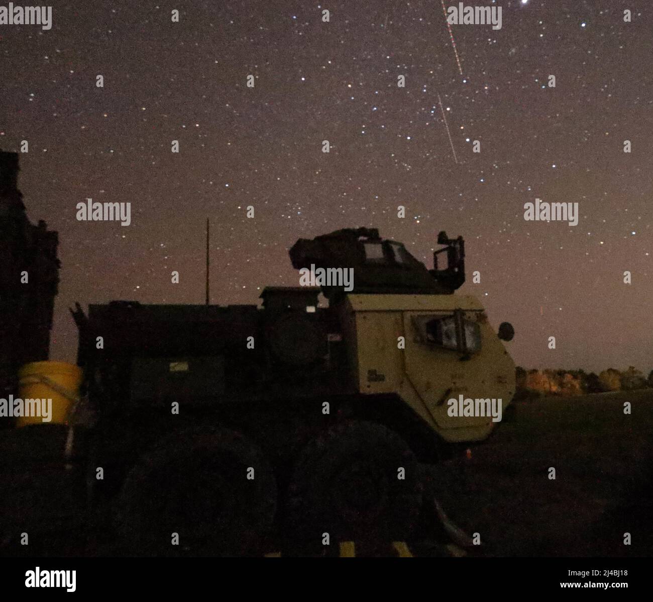 Un système de remplacement de véhicule logistique du corps des Marines des États-Unis est prêt à être utilisé pendant l'exercice Atlantic Dragon au camp de base du corps des Marines Lejeune, Caroline du Nord, 27 mars 2022. 3rd LSB dirige Atlantic Dragon 22 en collaboration avec CLR-37, 3rd MLG et combat Logistics Battalion 451, CLR-45, 4th MLG, pour décharger, inspecter, Et préparez l'équipement pour une variété de buts à travers le corps des Marines. Au cours de l'exercice, 3rd LSB teste les capacités de conduite d'un convoi long-courrier afin de préparer les forces pour les opérations futures et de favoriser l'état de préparation de la force dans l'ensemble de l'Indo-Pacifique Banque D'Images