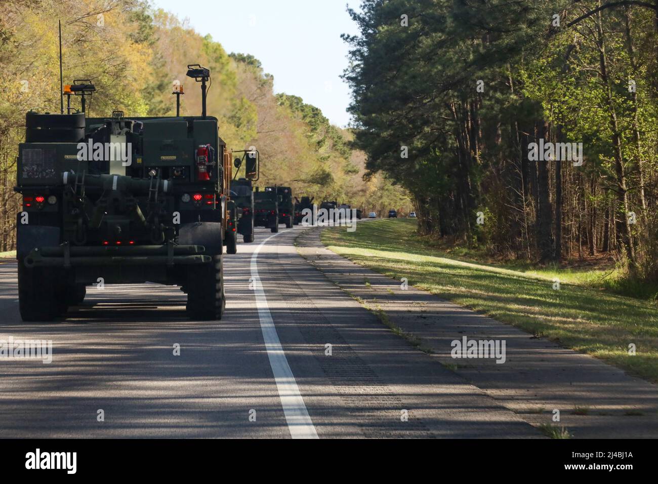 Les Marines des États-Unis, avec 3rd Landing support Battalion, combat Logistics Regiment 3, 3rd Marine Logistics Group, conduisent un convoi long-courrier pendant l'exercice Atlantic Dragon, Caroline du Nord, 27 mars 2022. 3rd LSB dirige Atlantic Dragon 22 en collaboration avec CLR-37, 3rd MLG et combat Logistics Battalion 451, CLR-45, 4th MLG, pour décharger, inspecter, Et préparez l'équipement pour une variété de buts à travers le corps des Marines. Au cours de l'exercice, 3rd LSB teste les capacités de conduite d'un convoi long-courrier afin de préparer les forces pour les opérations futures et de favoriser l'état de préparation de la force Banque D'Images