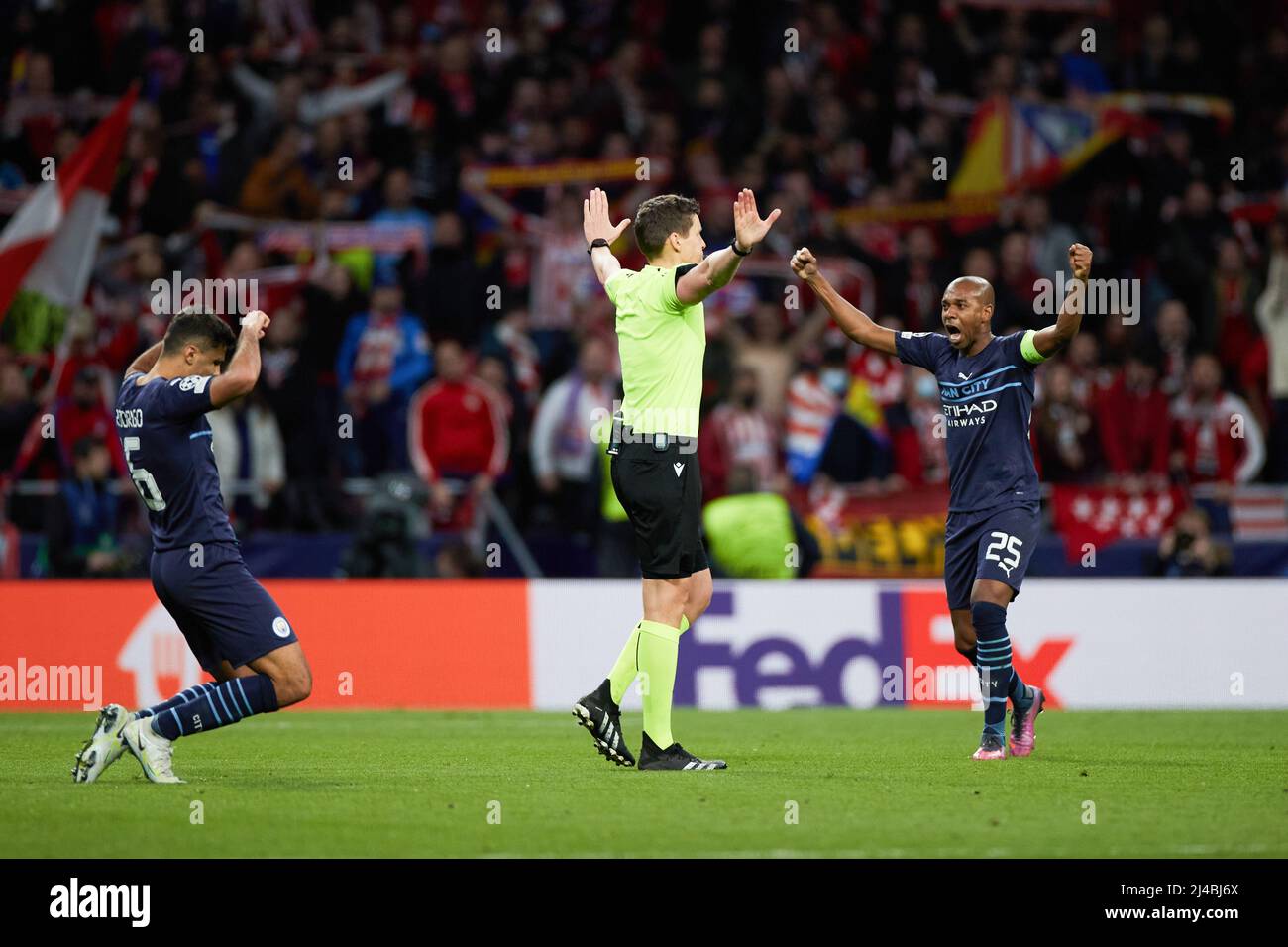 Madrid, Espagne. 13th avril 2022. Rodri (L) et Fernandinho de Manchester City célèbrent la victoire après un match de deuxième match de finale de la Ligue des champions de l'UEFA entre l'Atlético de Madrid d'Espagne et le Manchester City FC d'Angleterre au stade Wanda Metropolitano à Madrid, Espagne, le 13 avril 2022. Credit: Meng Dingbo/Xinhua/Alay Live News Banque D'Images