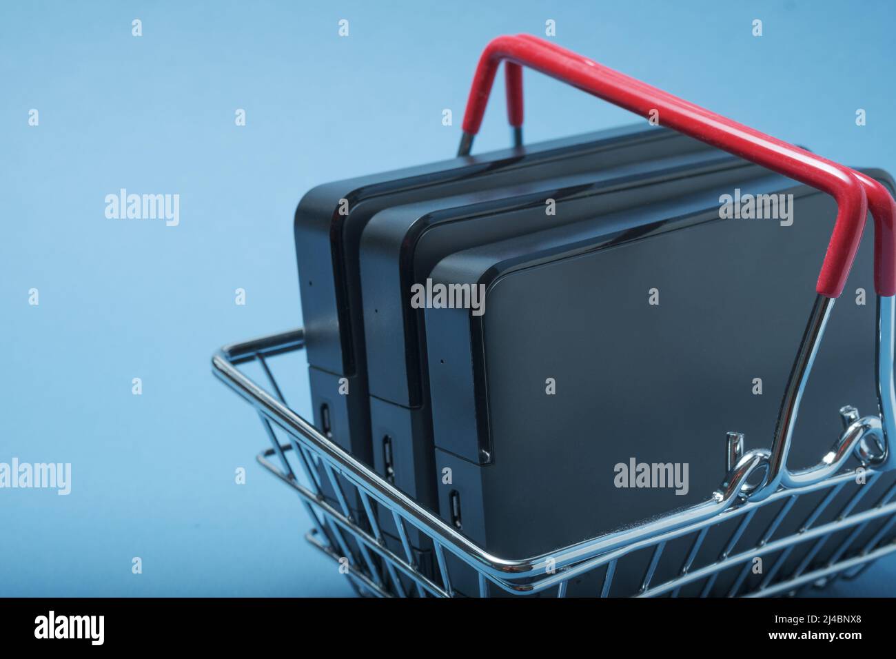 Pile de disques durs dans un panier. Banque D'Images