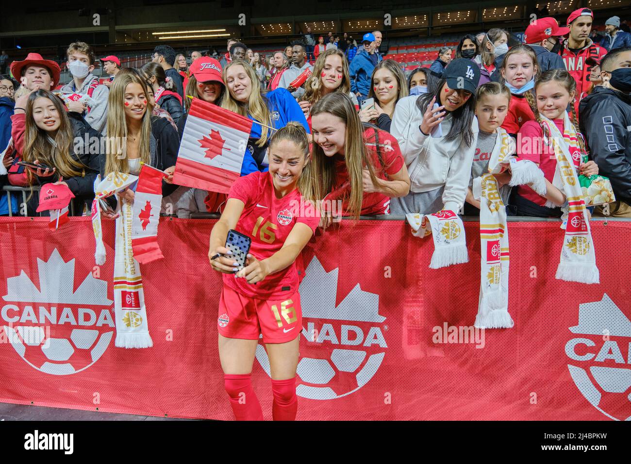 Vancouver, Colombie-Britannique, Canada. 8th avril 2022. Janine Beckie, d’équipe Canada, prend le selfie avec des fans après le premier NAT des femmes de soccer du Canada Banque D'Images