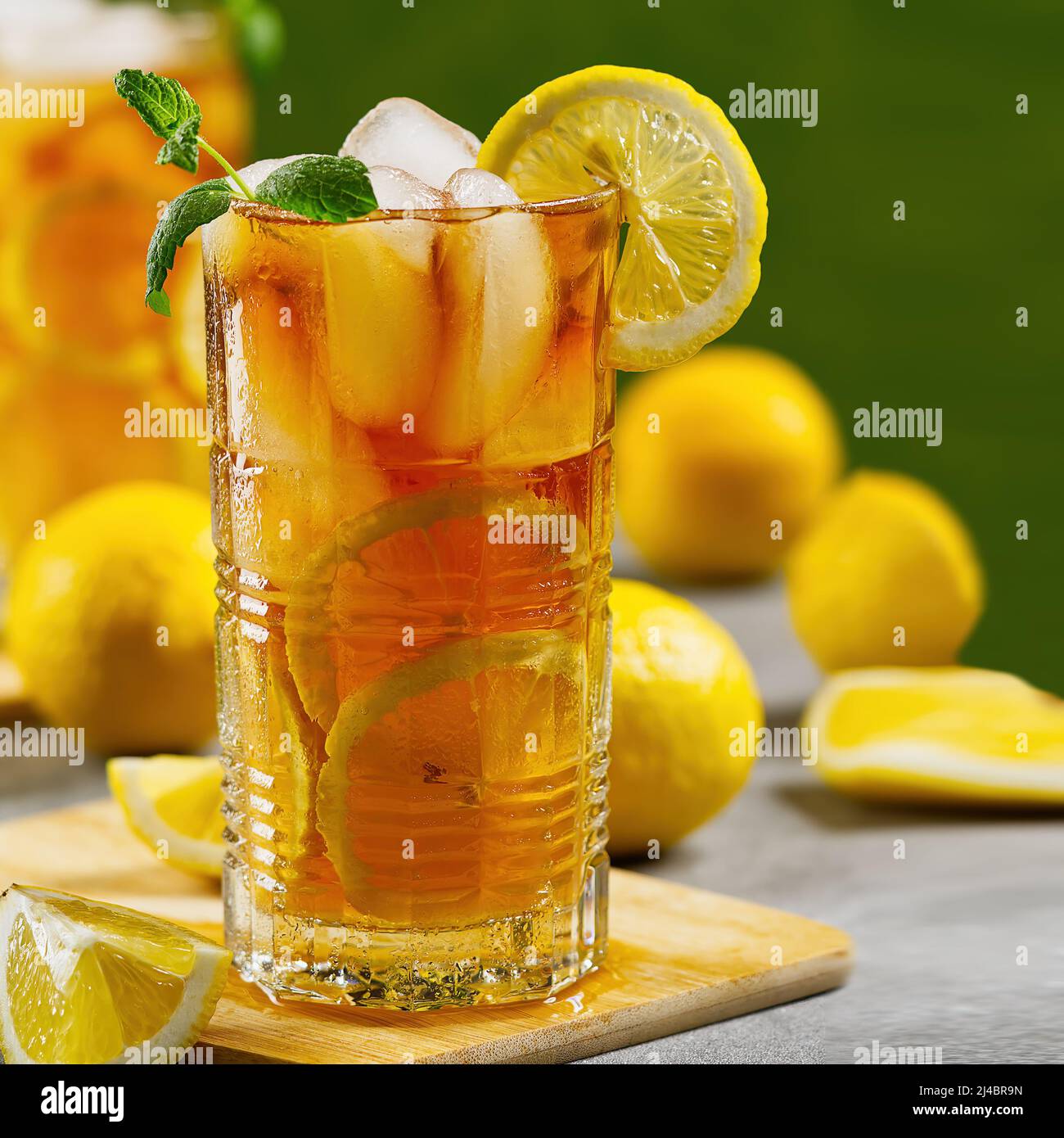Thé glacé. Thé glacé traditionnel avec citron et glace dans de grands verres Banque D'Images