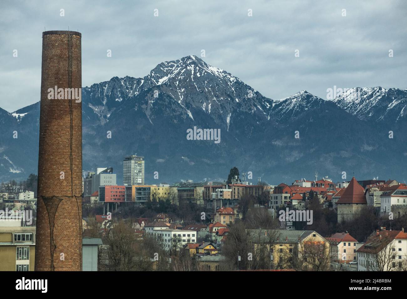 Kranj, cheminée industrielle avec Triglav moutain sur le fond. Slovénie Banque D'Images