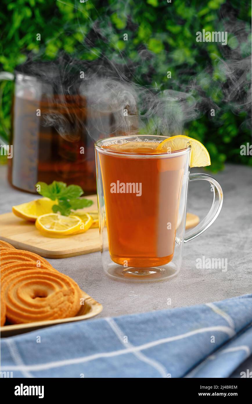 Thé boisson chaude à la vapeur sur fond ancien dans la composition sur la table Banque D'Images