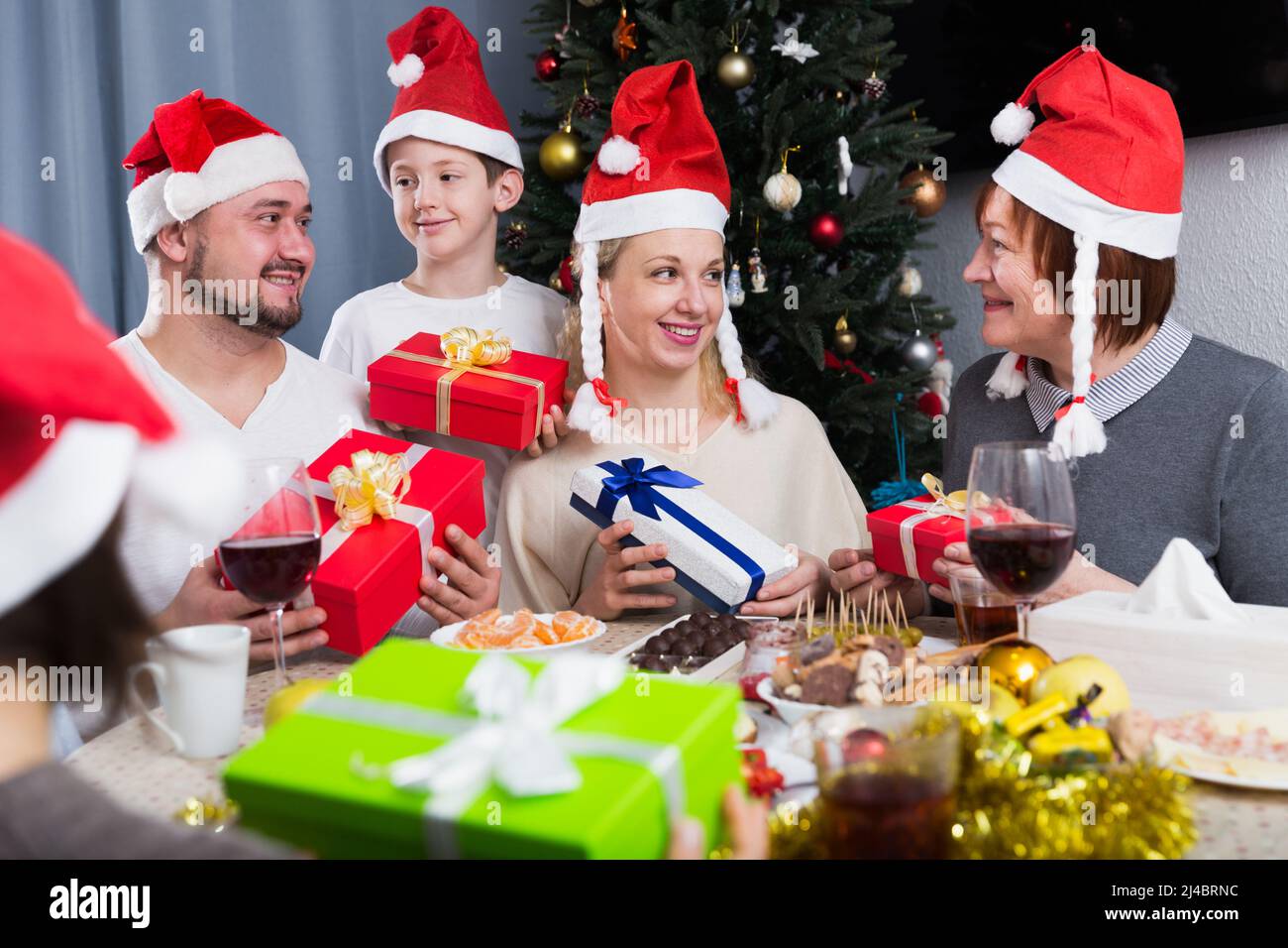 Famille avec des cadeaux de Noël Banque D'Images