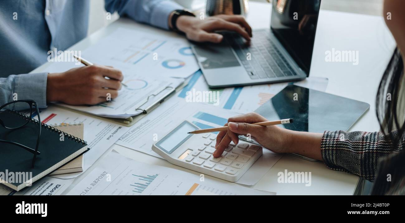 Conseiller financier travaillant avec le client, en calculant et en analysant les données paperboard pour l'équipe de réunion dans la salle de bureau. Concept finance et comptabilité Banque D'Images