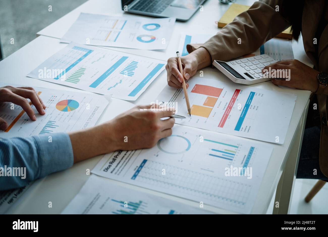 BusinesSteam travaillant avec un nouveau projet de démarrage. Discuter des graphiques et graphiques montrant les résultats à la réunion. Comptabilité d'entreprise et finances Banque D'Images
